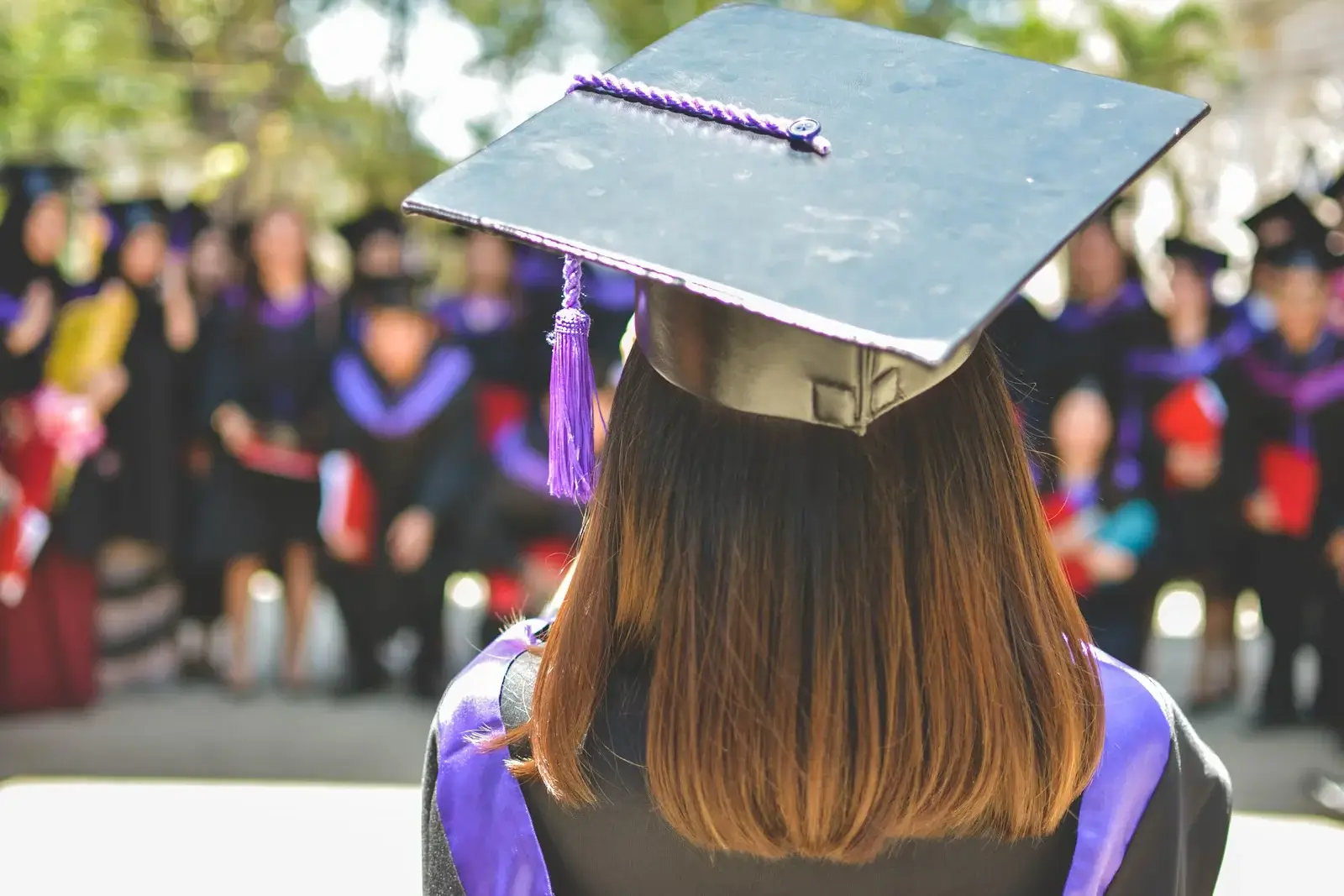 Campus universitaire ensoleillé avec des étudiants